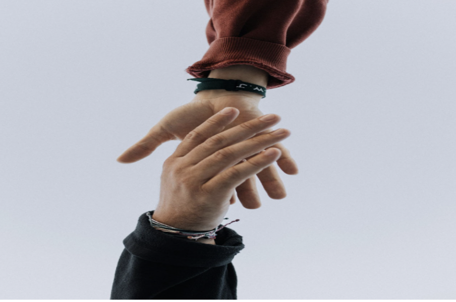 A person helping someone else experiencing homelessness in an act of kindness. (Photo from Austin Kehmeier, Unsplash.)
